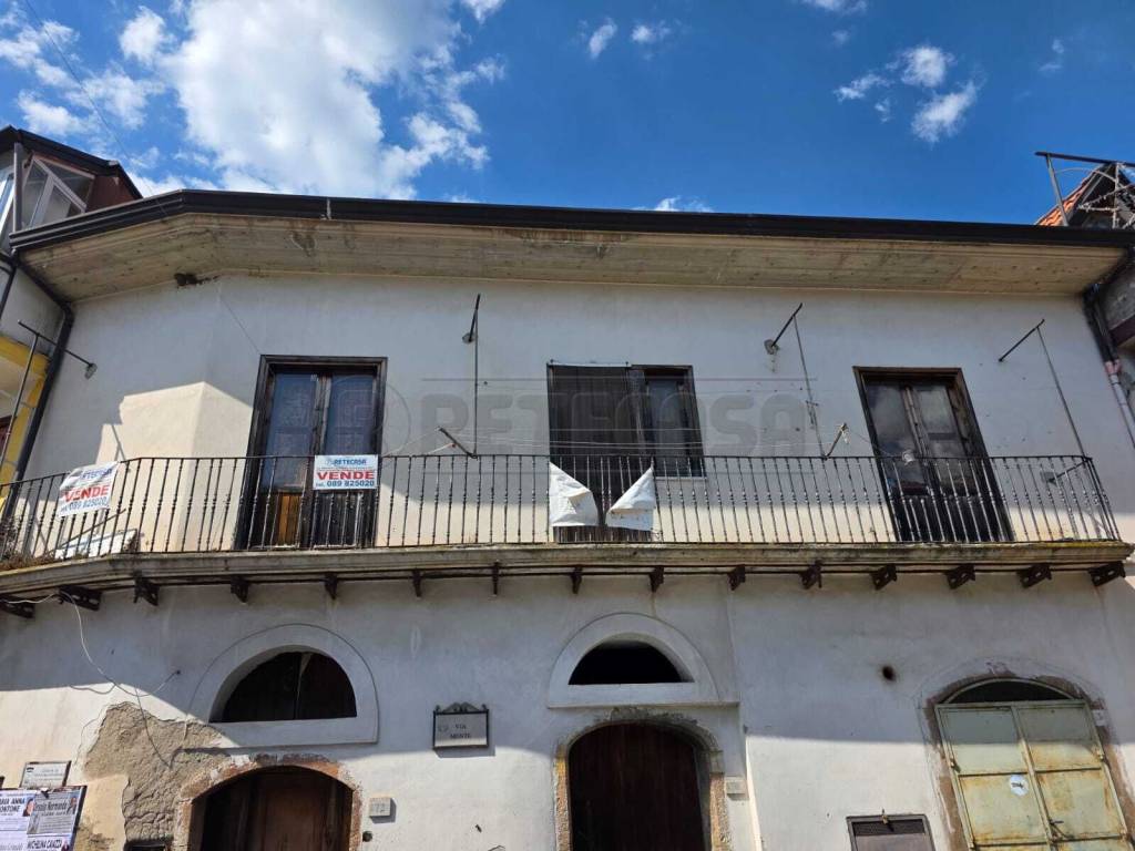 casa indipendente in vendita a Montoro in zona Borgo
