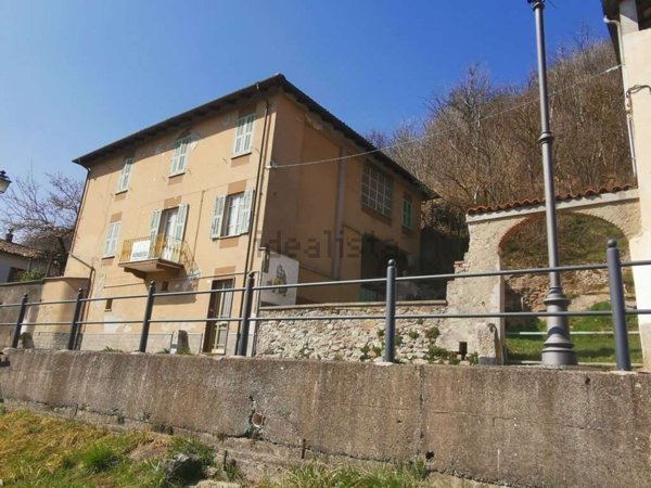 casa indipendente in vendita a Bagnasco
