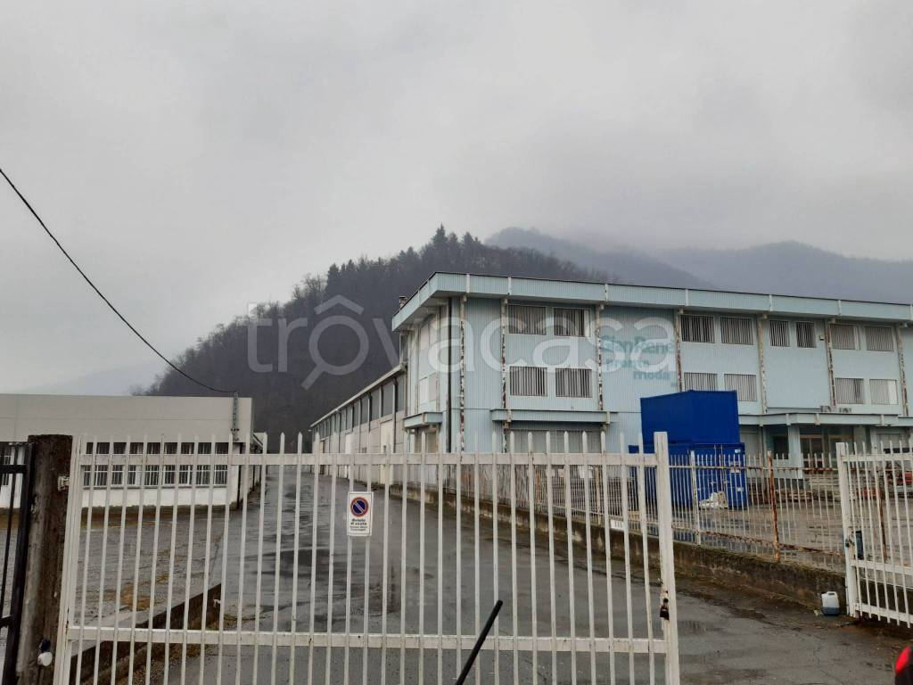 locale commerciale in vendita a Barge