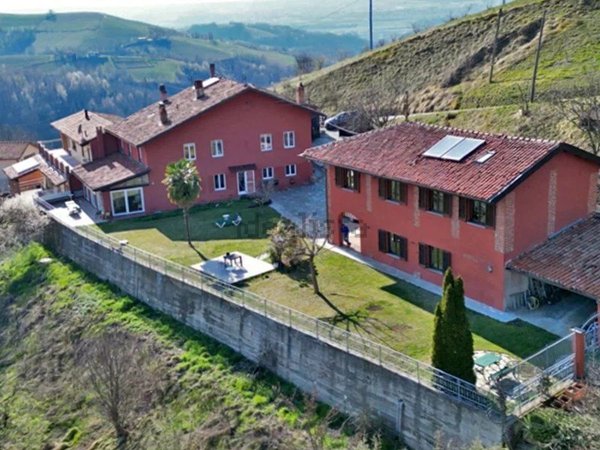 casale in vendita a Belvedere Langhe