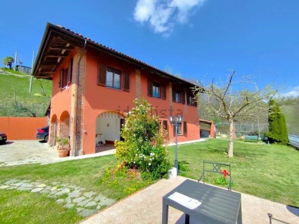 casale in vendita a Belvedere Langhe