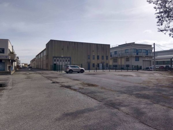 locale commerciale in vendita a Borgo San Dalmazzo