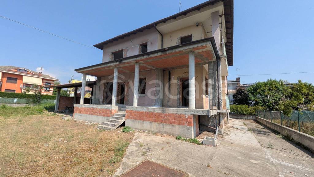 casa indipendente in vendita a Borgo San Dalmazzo