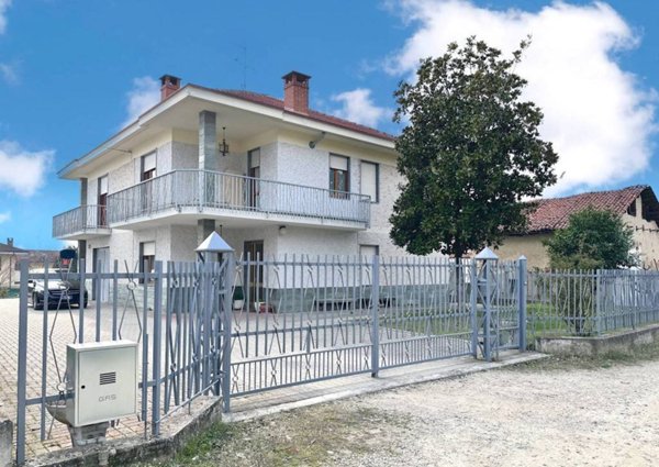 casa indipendente in vendita a Bra in zona Bandito