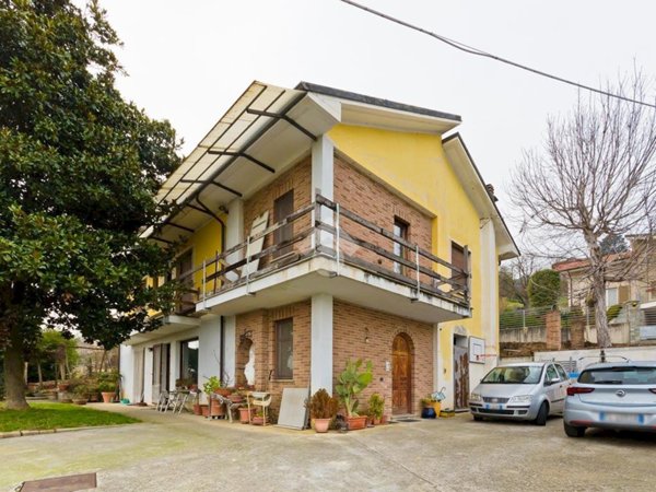 casa indipendente in vendita a Bra