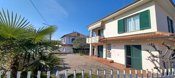 casa indipendente in vendita a Bra in zona Bandito