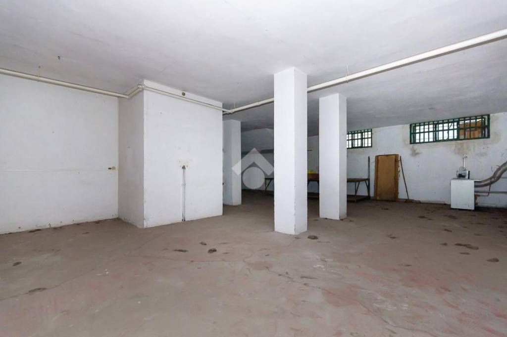 locale commerciale in vendita a Bra