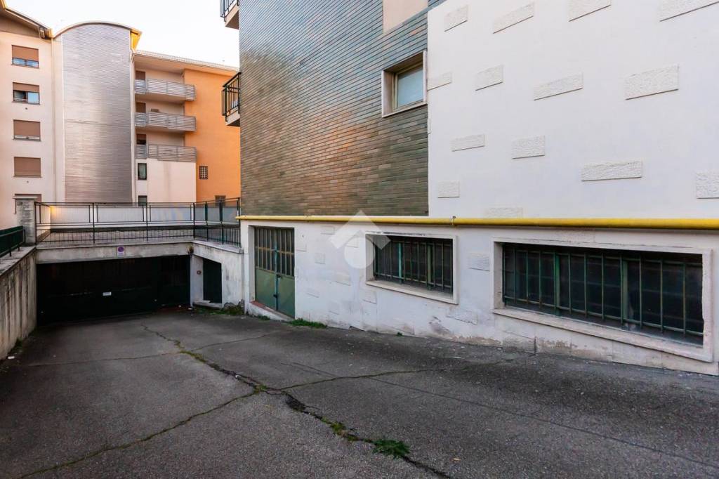 locale commerciale in vendita a Bra