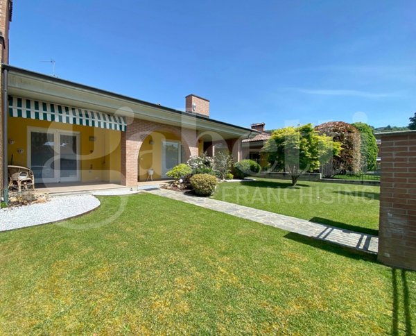 casa indipendente in vendita a Bra in zona Bandito