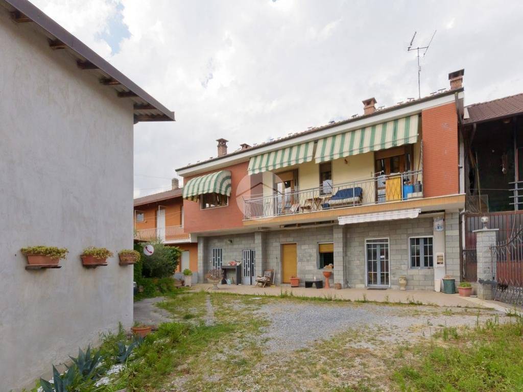 casa indipendente in vendita a Bra in zona Borgo Nuovo