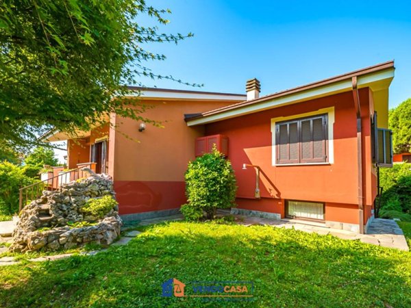 casa indipendente in vendita a Bra in zona Bandito