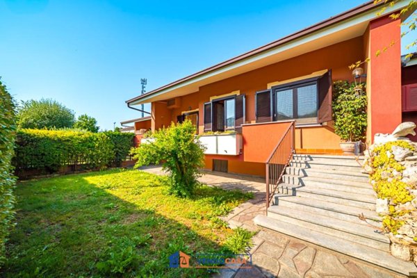 casa indipendente in vendita a Bra in zona Bandito