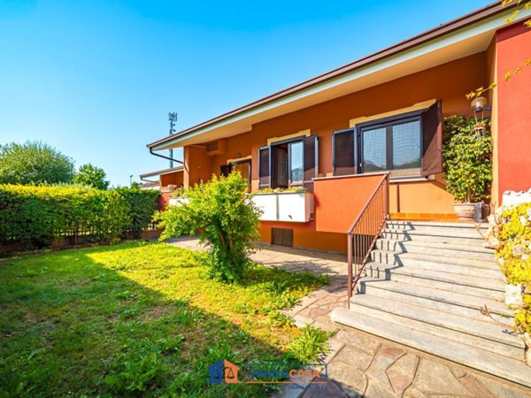 casa indipendente in vendita a Bra in zona Bandito