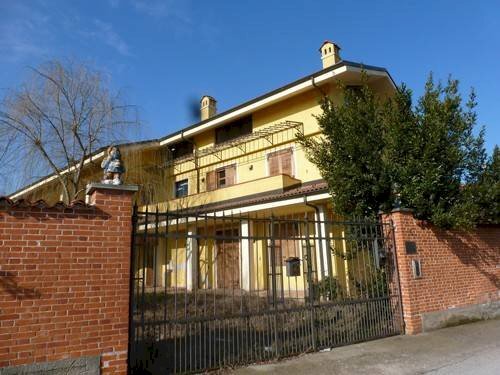 casa indipendente in vendita a Bra in zona Bandito