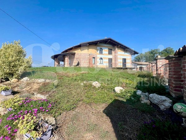 casa indipendente in vendita a Bra in zona Falchetto