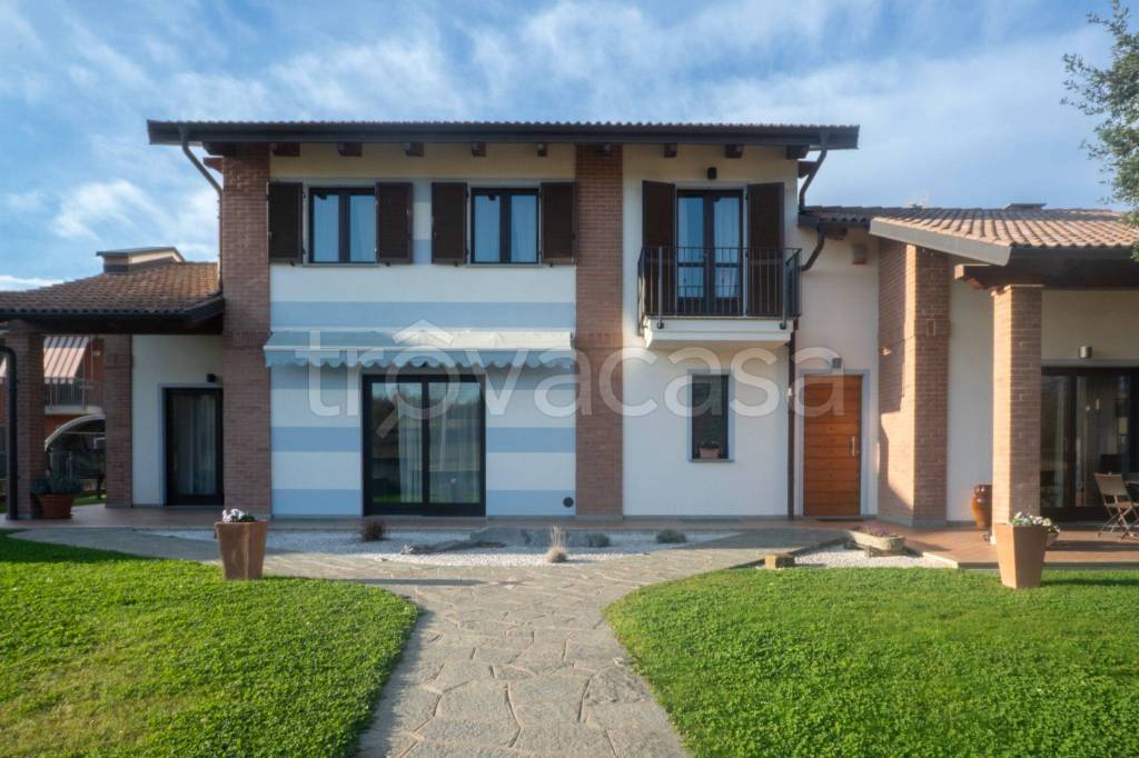 casa indipendente in vendita a Bra in zona Pollenzo