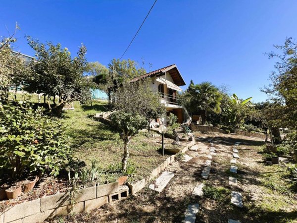 casa indipendente in vendita a Bra in zona Castelletto