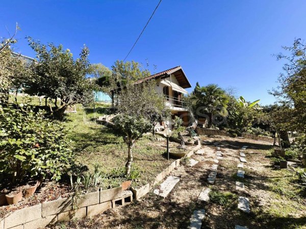 casa indipendente in vendita a Bra in zona Castelletto