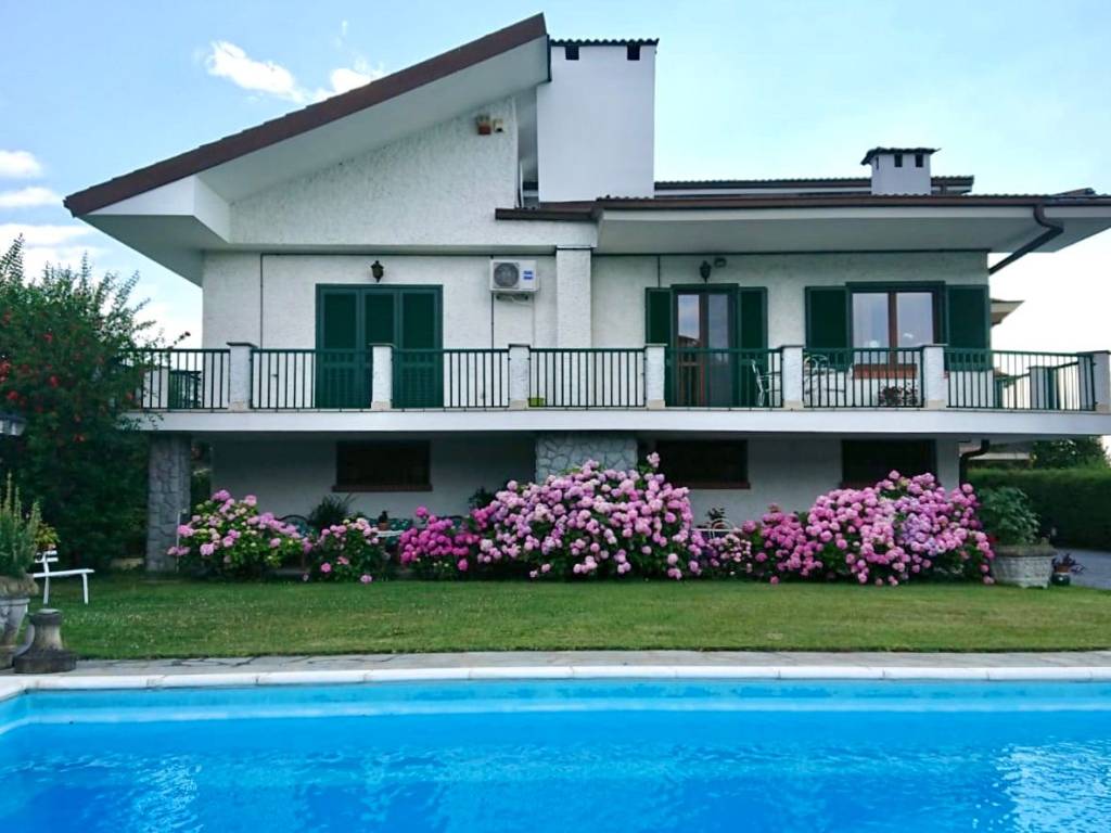 casa indipendente in vendita a Bra