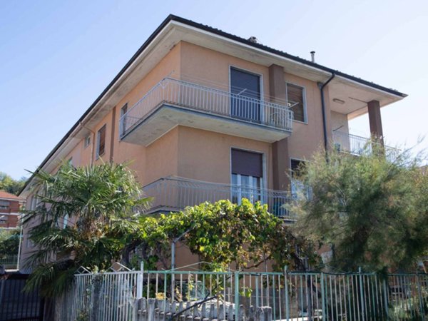 intera palazzina in vendita a Bra in zona Bandito