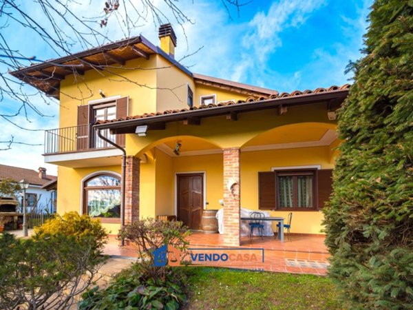 casa indipendente in vendita a Bra in zona Bandito