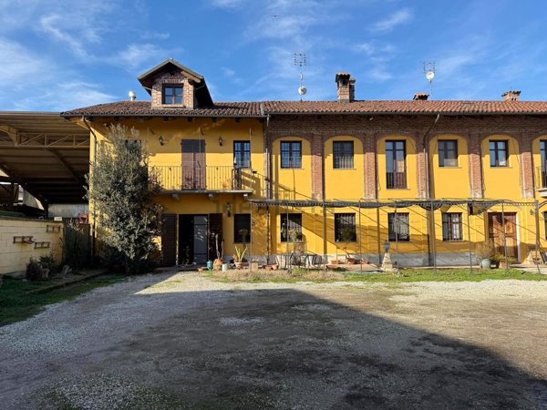 casa indipendente in vendita a Bra in zona Falchetto