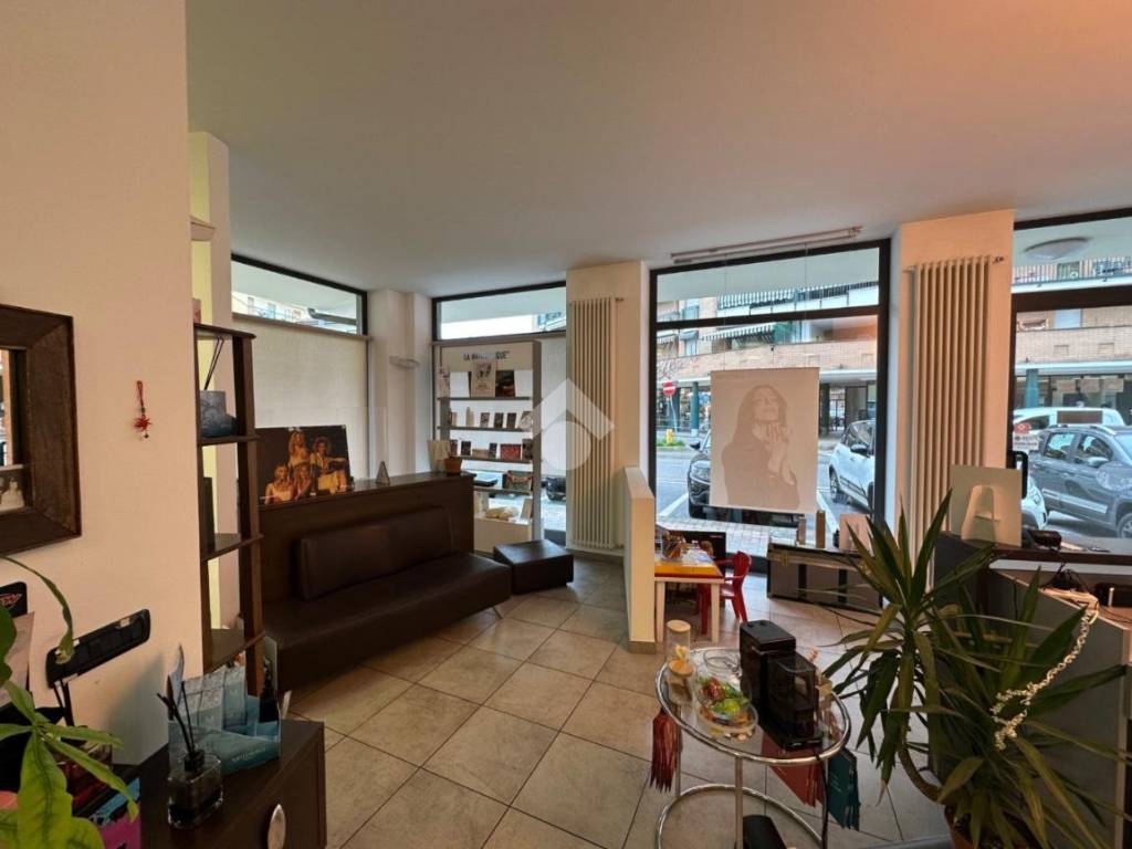 negozio in vendita a Bra