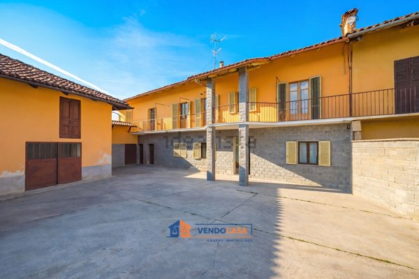 casa indipendente in vendita a Bra in zona Bandito