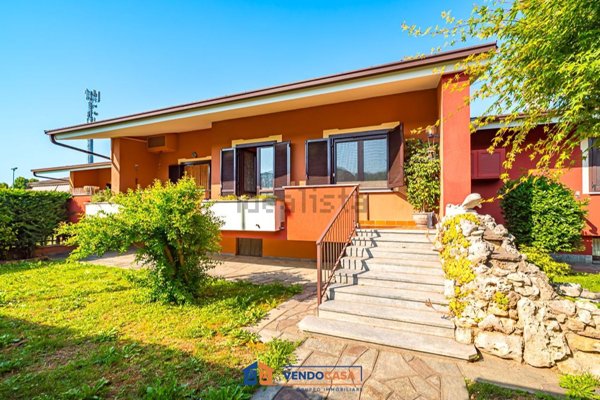 casa indipendente in vendita a Bra in zona Bandito