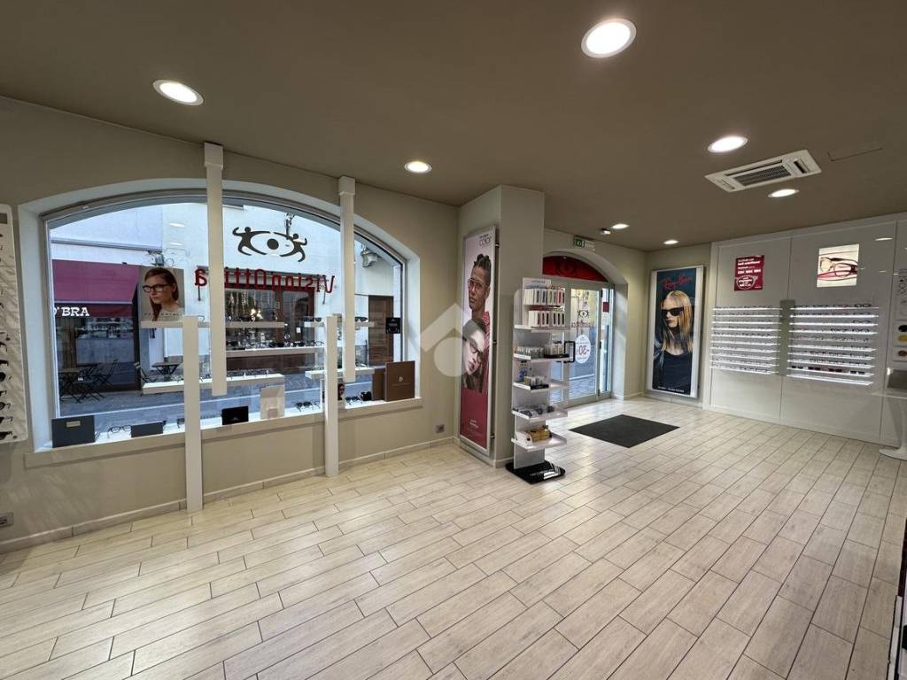 negozio in vendita a Bra in zona Pollenzo