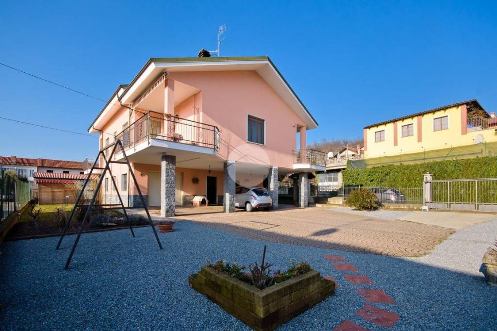 casa indipendente in vendita a Bra in zona Bandito