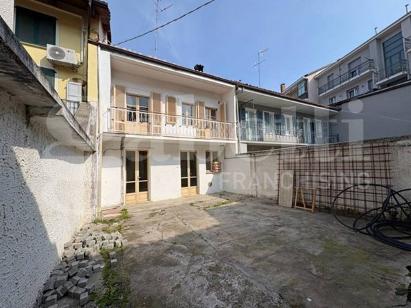 casa indipendente in vendita a Bra