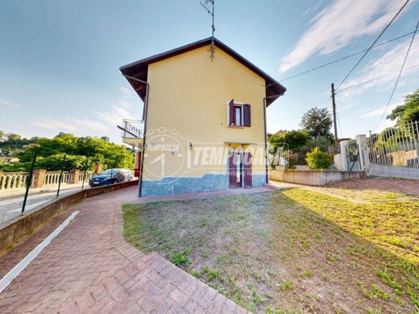 casa indipendente in vendita a Bra in zona Borgo Nuovo