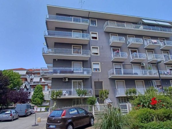 locale commerciale in vendita a Bra