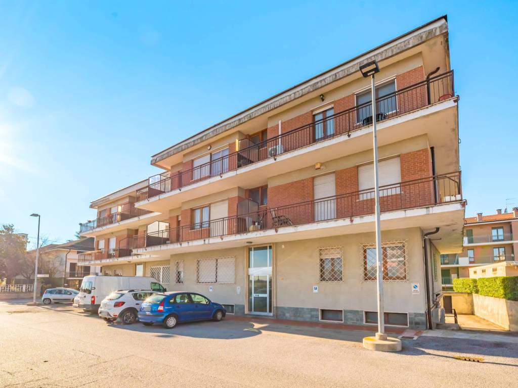 appartamento in vendita a Bra in zona Piumati