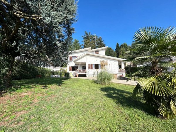 casa indipendente in vendita a Bra
