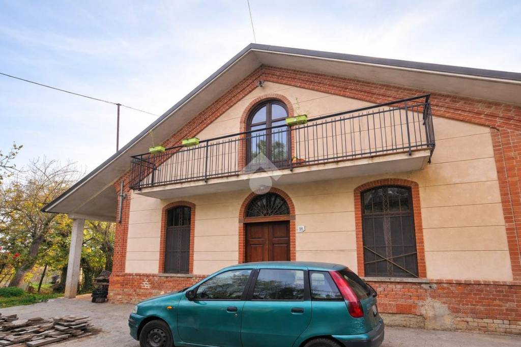 casa indipendente in vendita a Bra in zona Bandito