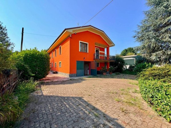 casa indipendente in vendita a Bra in zona Bandito