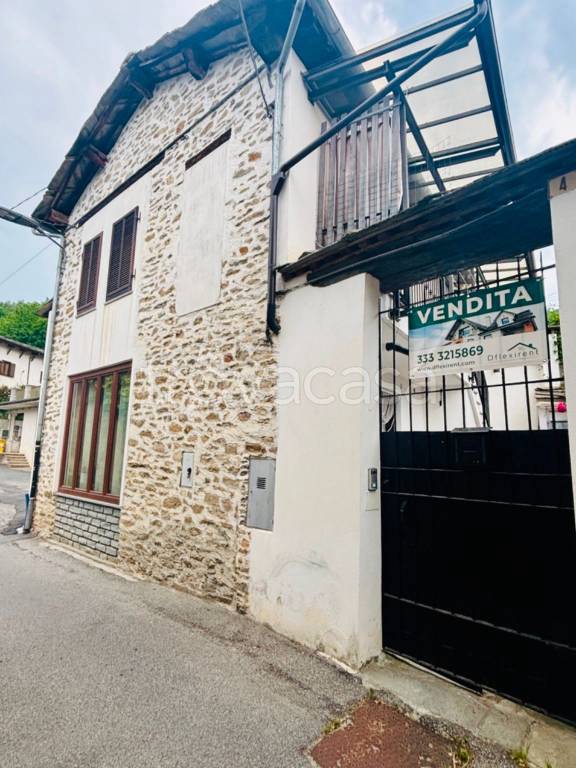 casa indipendente in vendita a Brossasco in zona Castello