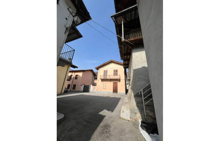 casa indipendente in vendita a Brossasco in zona Castello