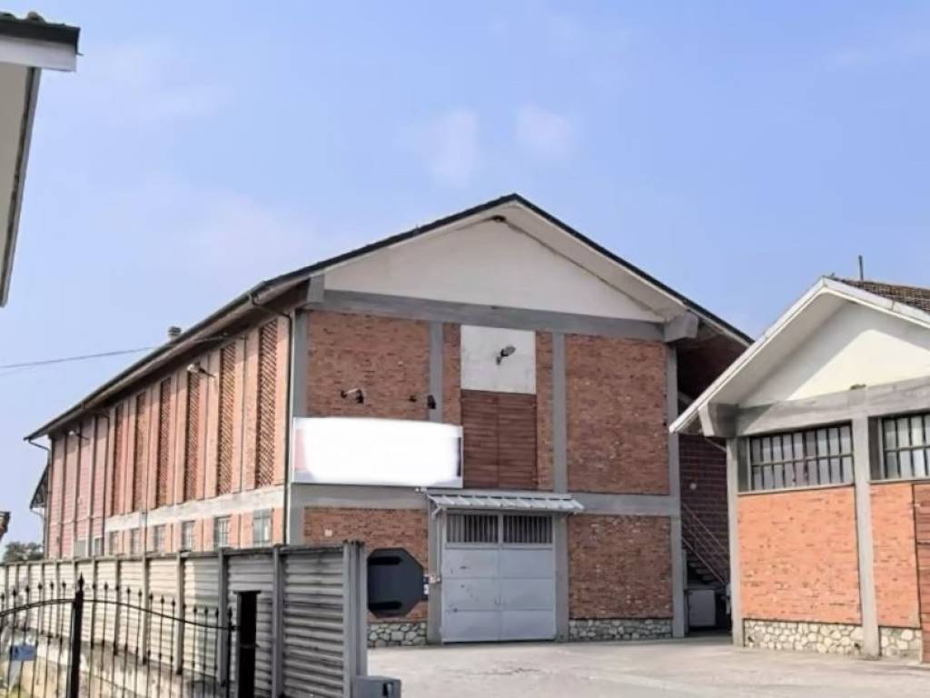 locale commerciale in vendita a Busca