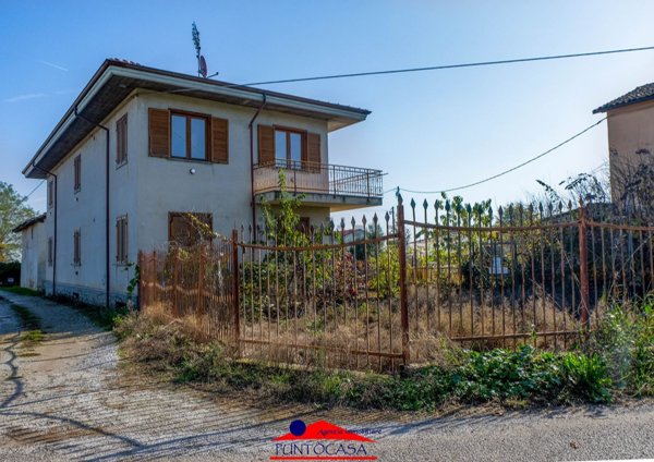 casa indipendente in vendita a Busca in zona Castelletto