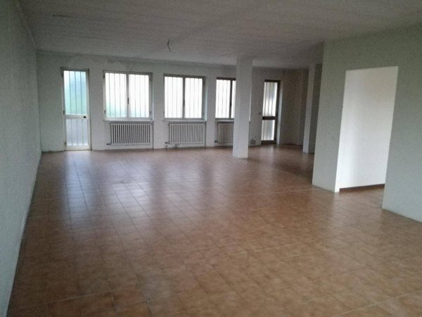 locale commerciale in vendita a Busca
