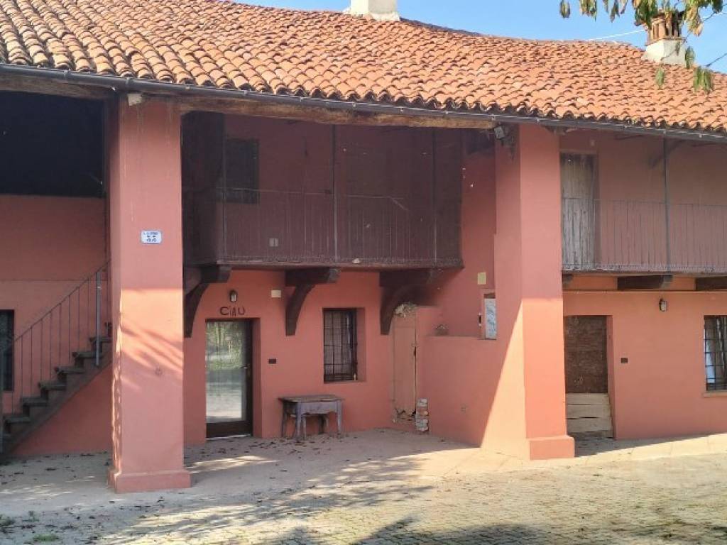 casale in vendita a Busca in zona San Vitale