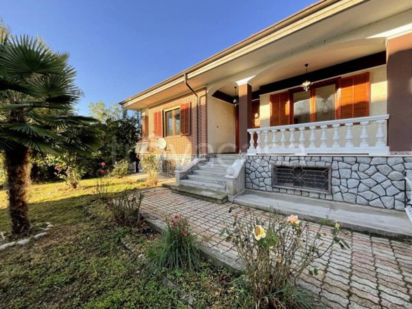 casa indipendente in vendita a Busca in zona Loreto