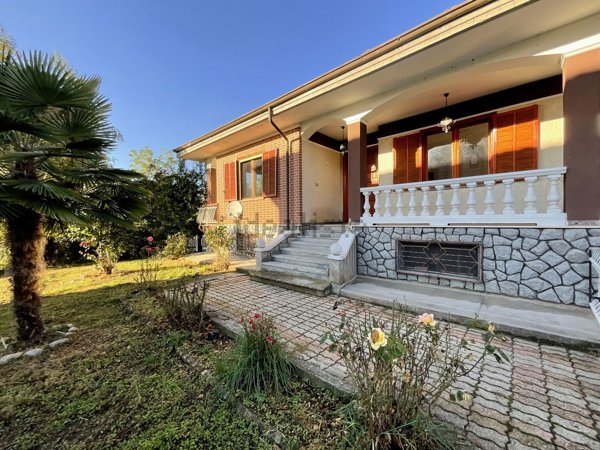 casa indipendente in vendita a Busca in zona Loreto