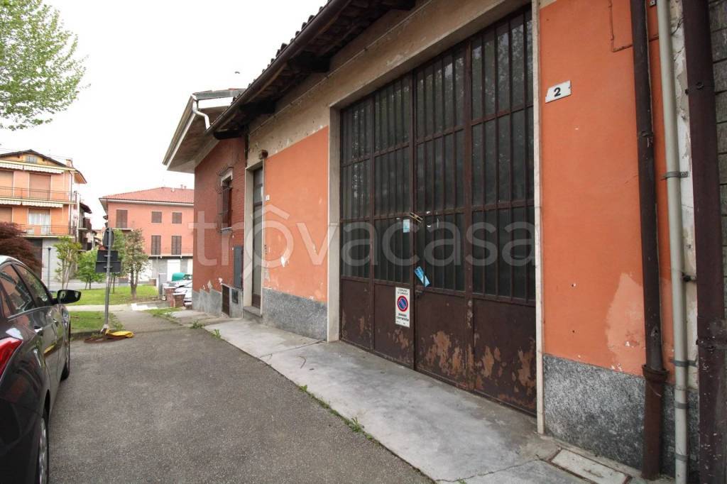 locale commerciale in vendita a Canale