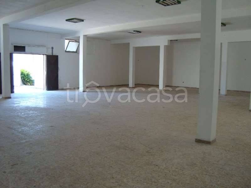 locale commerciale in vendita a Canale