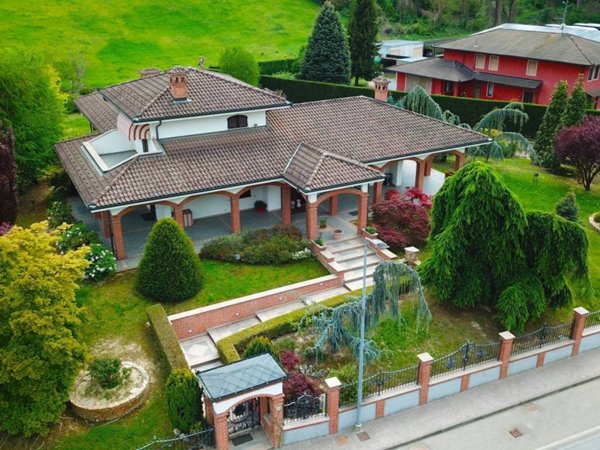 casa indipendente in vendita a Canale