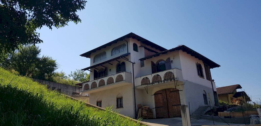 casa indipendente in vendita a Canale